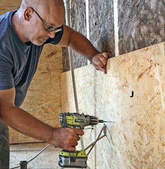 Isoleret anneks: OSB-plader sættes udenpå isolering i isoleret anneks Isoleret anneks: OSB-plader sættes udenpå isolering i isoleret anneks